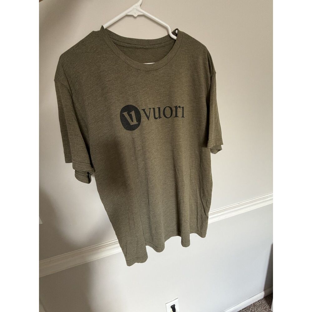Vuori V1 Logo Tee – Men's Green
